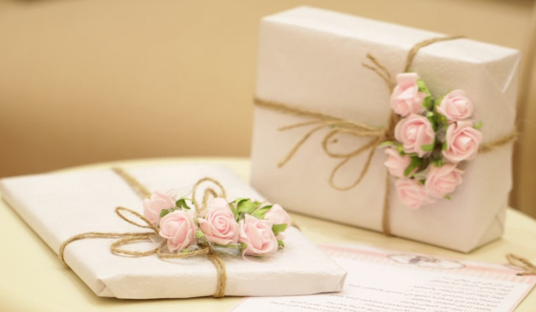 Wedding Anniversary Gifts by the Year: Unique Gifts for the Bride